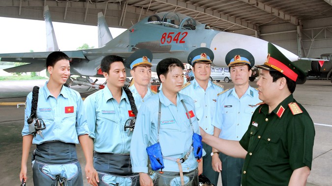 Đại tướng Phùng Quang Thanh, Bộ trưởng Bộ Quốc phòng, chúc mừng phi công Đỗ Mạnh Hùng và tổ bay Su 30MK2 vừa hoàn thành nhiệm vụ tuần tiễu biển đảo xa.