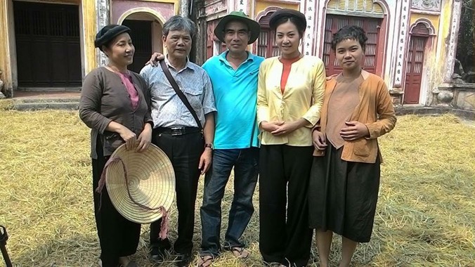  Nhà văn Dương Hướng, đạo diễn Lưu Trọng Ninh (thứ 2, 3 từ trái sang) và đoàn làm phim “Bến không chồng”.