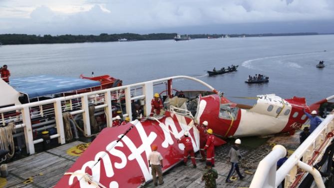 Nhiều mảnh vỡ lớn của máy bay AirAsia QZ8501 đã được trục vớt (Ảnh: AP)