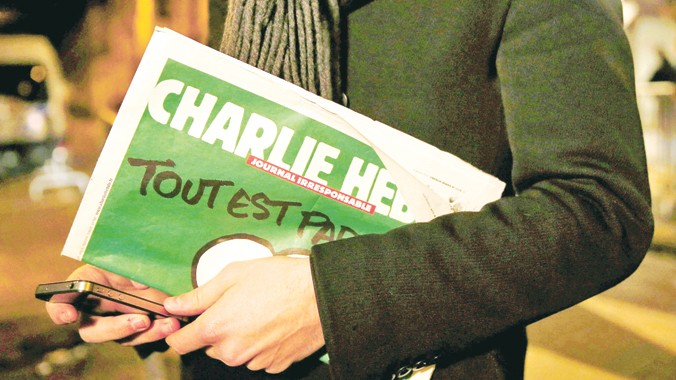 Số báo mới nhất của Charlie Hebdo được phát hành với 6 thứ tiếng. Ảnh: Huffington Post