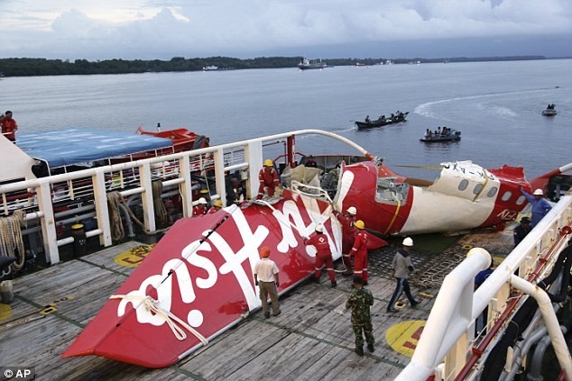 Một mảnh vỡ lớn của máy bay AirAsia tại cảnh Kumai, Pangkalan Bun, Indonesia