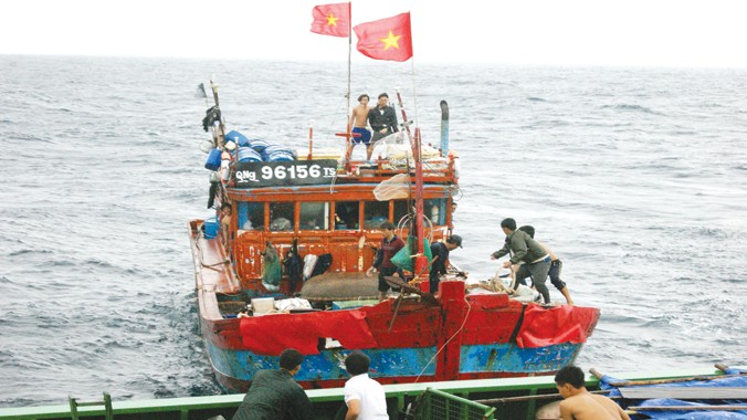 Tàu cá Quảng Ngãi gặp sự cố không thể neo nên phải nhờ tới sự giúp đỡ của cán bộ, chiến sĩ trên huyện đảo Trường Sa. Ảnh: L.H.V