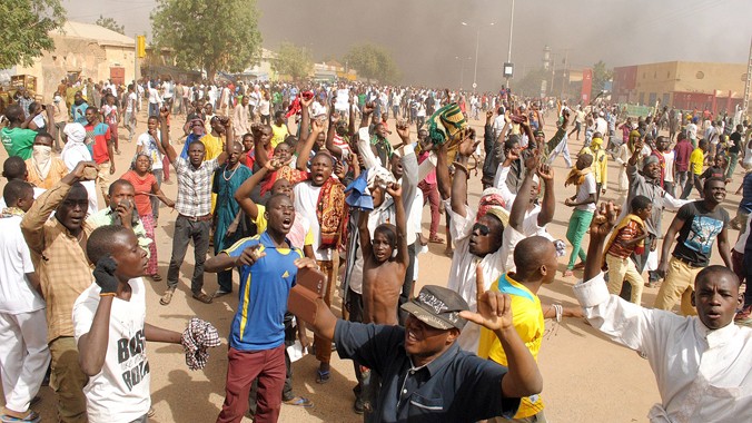 Đợt biểu tình phản đối báo Pháp Charlie Hebdo tại Nigeria biến thành bạo lực. Ảnh: CNN