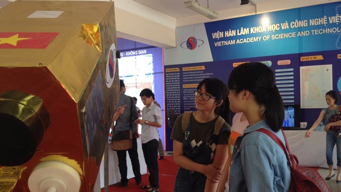 Các bạn trẻ quan sát mô hình vệ tinh VNRED Sat-1 tại Viện Hàn lâm Khoa học và Công nghệ Việt Nam trong ngày Khoa học và Công nghệ Việt Nam được tổ chức lần đầu tiên (18/5/2014)