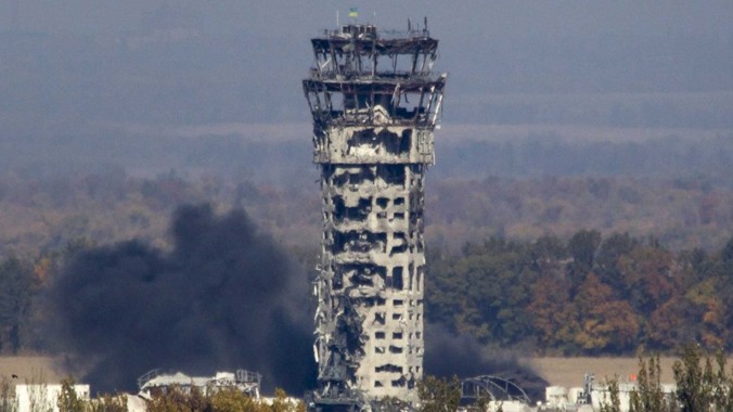Tháp không lưu của sân bay Donetsk bị tàn phá. Ảnh: Getty Images