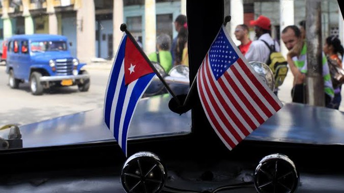 Nhiều người Cuba ở Havana chào đón sự tan băng trong quan hệ Cuba - Mỹ. Ảnh: Washington Post