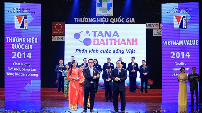 Ông Nguyễn Duy Chính - Tổng giám đốc Tập đoàn Tân Á Đại Thành nhận Thương hiệu Quốc gia 2014.