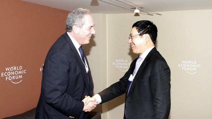 Phó Thủ tướng, Bộ trưởng Ngoại giao Phạm Bình Minh gặp Đại diện Thương mại Mỹ Michael Froman. Ảnh: BNG