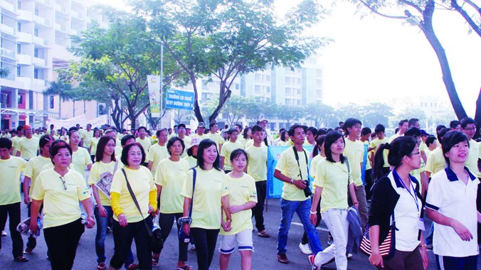 Đông đảo người dân TPHCM tham gia cuộc đi bộ từ thiện Lawrence S. Ting. Ảnh: Tường Vũ