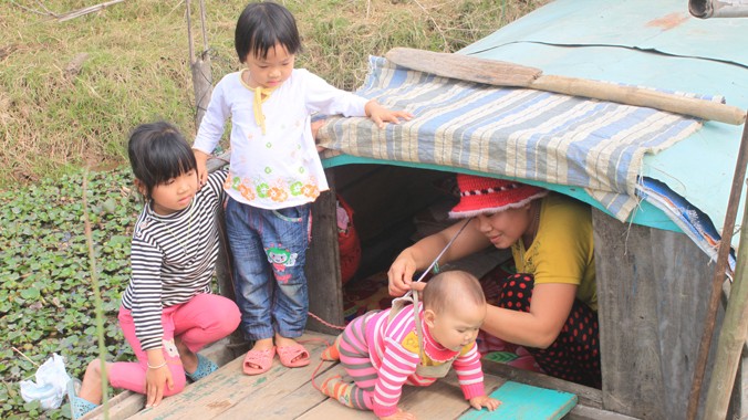 Mẹ con chị Phùng Thị Trang bên “ngôi nhà thuyền” của gia đình