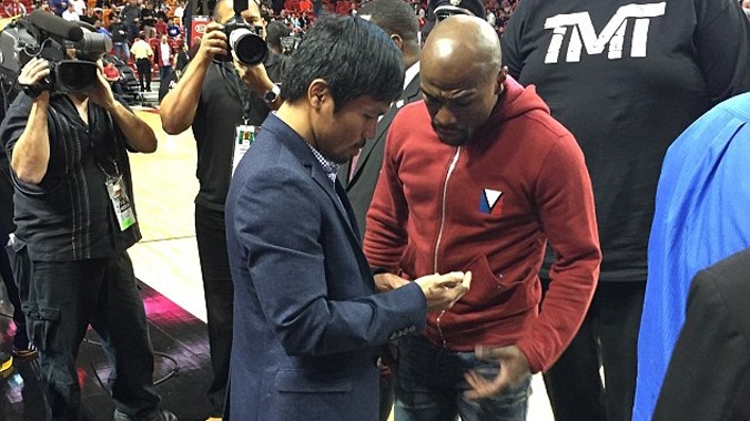 Mayweather (phải) và Pacquiao (trái) trao đổi số điện thoại trước khi thảo luận trực tiếp về trận đấu 300 triệu USD