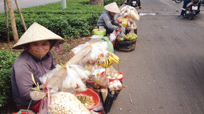 Những gánh hàng rong trên đường Nguyễn Văn Cừ (quận 5, TPHCM)