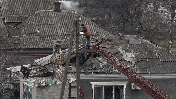 Nhà dân tại thành phố Mariupol của Ukraine bị hư hỏng trong đợt pháo kích mới đây. Ảnh: Sputnik