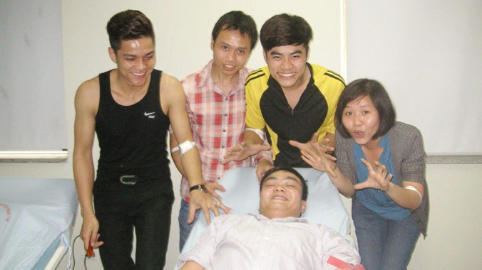 Đỗ Thị Thùy Dung, Phó Chủ nhiệm CLB máu hiếm phía Bắc (bên phải) cùng thành viên của CLB máu hiếm hiến máu cứu người