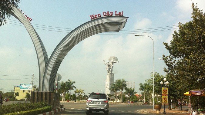Cổng chào vầng trăng khuyết ở cửa ngõ thành phố Bạc Liêu. Ảnh: Sáu Nghệ