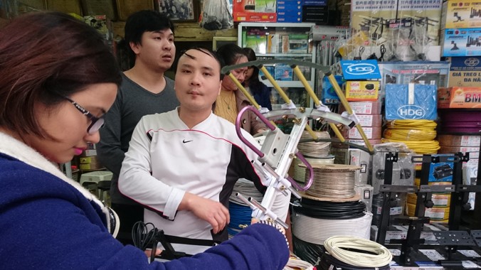 Một anten thu truyền hình số mặt đất không nguồn gốc được bán ở Hà Nội với giá 70 nghìn đồng. Ảnh: Như Ý