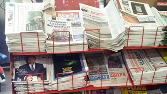 Charlie Hebdo tiếp tục bày bán trong một sạp báo tại ga Lyon Part Dieu (Pháp). Ảnh: Đoàn Minh Hằng