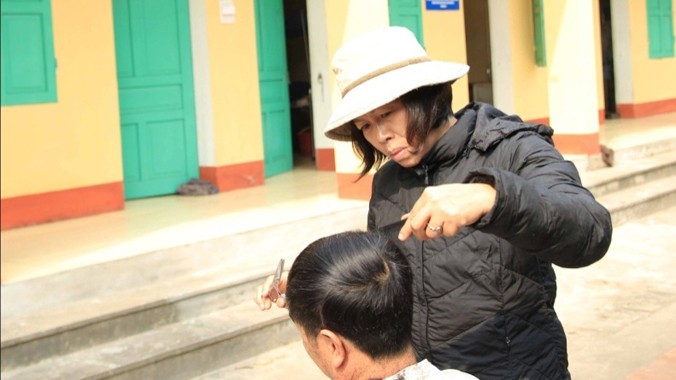 Chị Yến cắt tóc tại trại phong Phú Bình