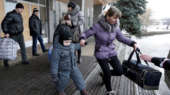 Cư dân Debaltseve sơ tán do chiến sự leo thang. Ảnh: Getty Images