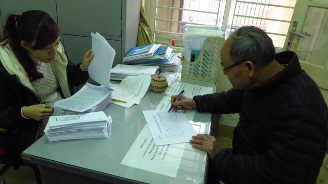 Người dân đăng ký mua BHYT tự nguyện tại phường Dịch Vọng Hậu, quận Cầu Giấy, Hà Nội. Ảnh: Quỳnh Nga