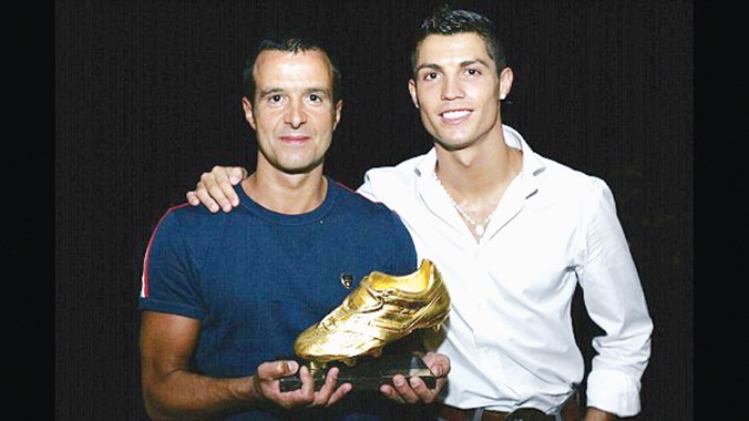 Siêu “cò” Mendes cùng Ronaldo thời điểm ngôi sao người Bồ mới chuyển đến khoác áo Real với mức phí kỷ lục thời điểm đó. Ảnh: Getty Images
