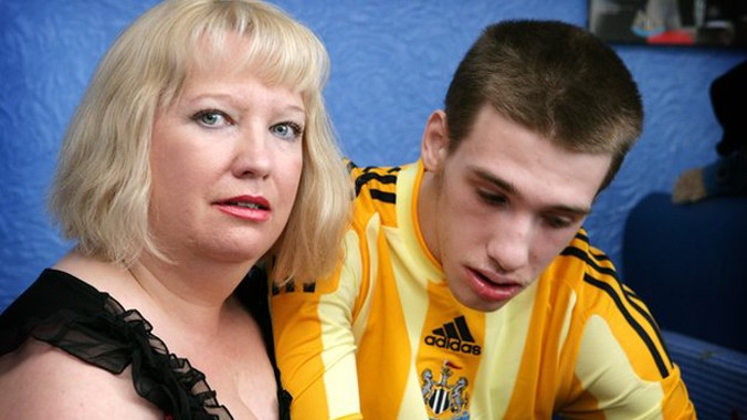 Bà Sharon Bernardi và con trai Edward (qua đời năm ngoái ở tuổi 21, còn nhiều người con khác của bà chết sớm hơn nhiều). Ảnh: BBC