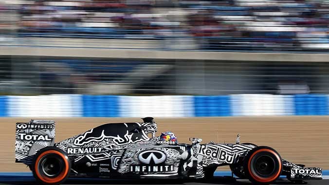 Chiếc xe sử dụng gam màu đen trắng để ngụy trang của Red Bull xuất hiện trong đợt thử xe đầu tiên của mùa giải. Ảnh: Getty Images