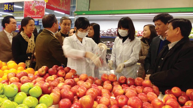 Đoàn thanh tra kiểm tra các mặt hàng tại siêu thị Metro Thăng Long, Hà Nội