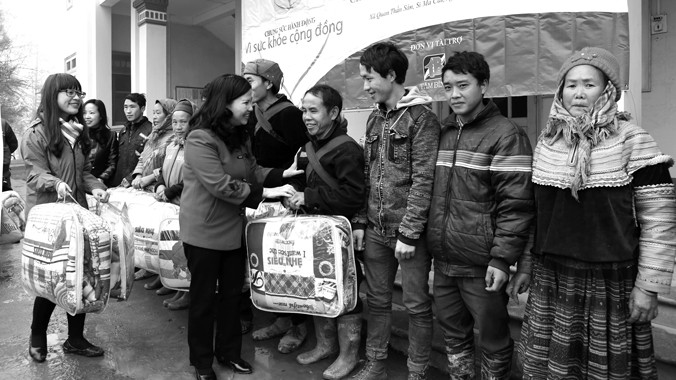 Dược sĩ Lê Thị Bình tặng 100 chăn bông ấm và 100 suất quà Tết cho các hộ nghèo ở 2 xã Quan Thần Sán và Cán Hồ