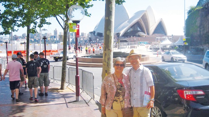 Hai ông bà đứng trước nhà hát Con Sò (Opera Sydney), Úc chờ xem bắn pháo hoa Giao thừa Tết Dương lịch cuối năm 2014. Ảnh do nhân vật cung cấp