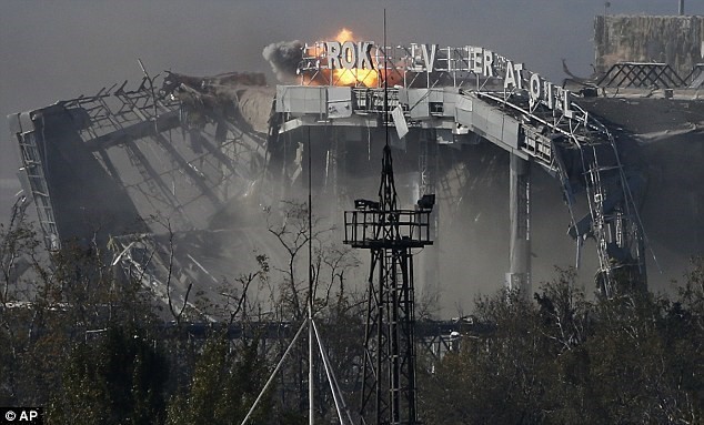 Sân bay Donetsk tan hoang vì các cuộc giao tranh. Ảnh: AP