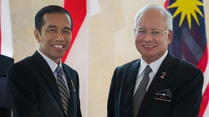 Tổng thống Indonesia Joko Widodo (trái) và Thủ tướng Malaysia Najib Razak nhất trí thúc đẩy giải quyết tranh chấp chủ quyền biển đảo. Nguồn: Asia One