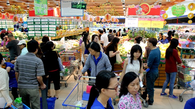 Với chương trình khuyến mãi giảm giá sâu, hệ thống siêu thị Co.opmart luôn chật cứng người mua sắm Tết. Ảnh: Nhật Trang