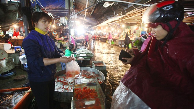 Người dân mua cá chép trong chợ Phùng Khoang (Hà Đông) sáng ngày 23 tháng Chạp. Ảnh: Ngọc Châu