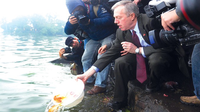 Sáng 11/2 (23 tháng Chạp), Đại sứ Mỹ Ted Osius thả cá chép theo phong tục Việt Nam. Ảnh: Như Ý