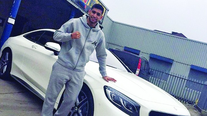 Amir Khan tung lên Instagram ảnh chụp anh đứng bên chiếc Mercedes S63 mới mua