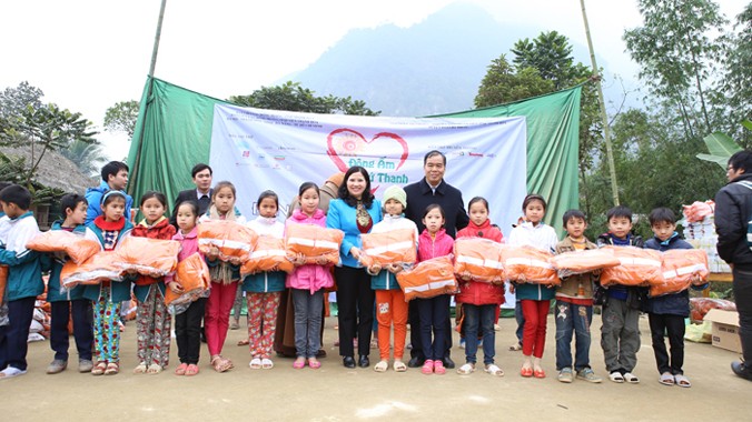 Ban lãnh đạo Công ty dược phẩm Tâm Bình tặng áo ấm cho các em học sinh trong chương trình Đông ấm xứ Thanh 2014