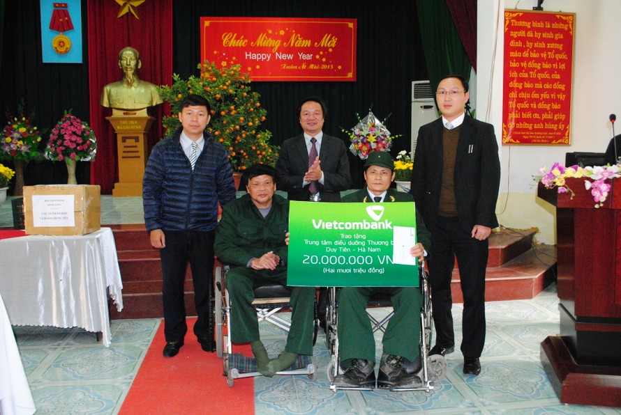 Đại diện Vietcombank chi nhánh tỉnh Hà Nam trao quà tết tại Trung tâm Điều dưỡng Thương binh Duy Tiên. Ảnh: Duy Ngợi