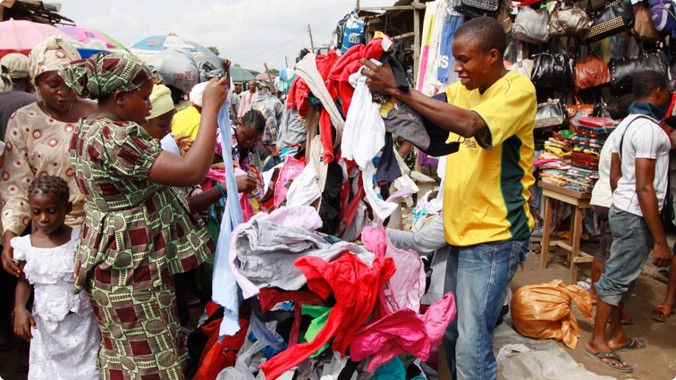 Một chợ quần áo “hàng thùng” ở Nigeria . Ảnh: News Agency of Nigeria