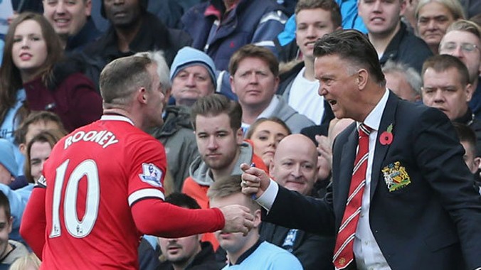 Rooney (trái) không có được bàn thắng nào từ đầu năm 2015 và nguyên nhân được cho là do HLV Van Gaal (phải). Ảnh: Getty Images