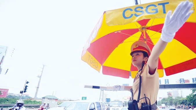 Trung úy Nguyễn Thị Thu Giang điều tiết giao thông