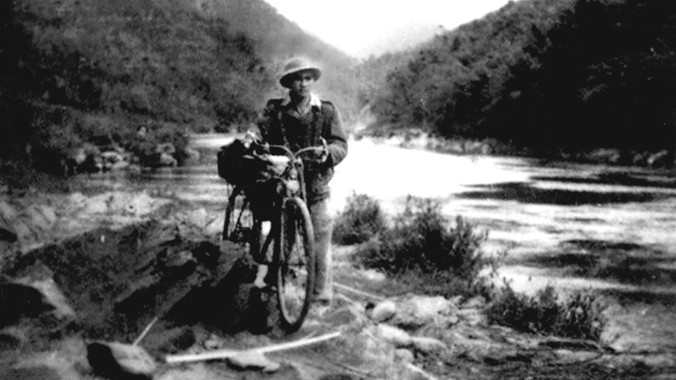 Ông Nguyễn Lam trên đường công tác ở Việt Bắc những năm kháng chiến chống Pháp - 1950