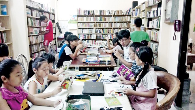 Một buổi thư viện mở cửa, bạn đọc chủ yếu là học sinh, sinh viên