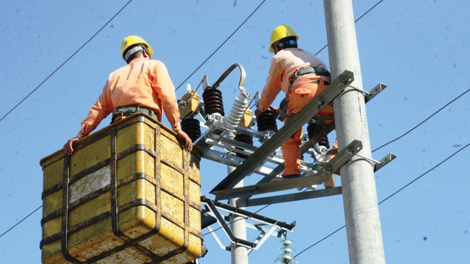 Cán bộ kỹ thuật Điện lực Hải Phòng sửa chữa đảm bảo an toàn lưới điện