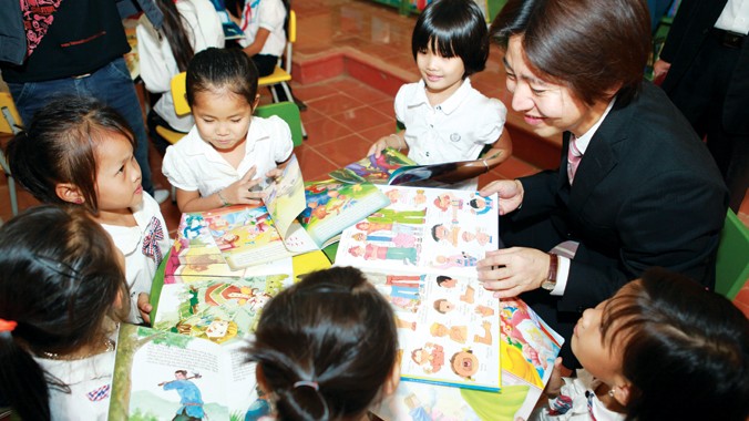 Đại diện Honda Việt Nam trao tặng ấn phẩm cho các em tại thư viện
