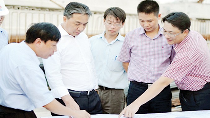 Ông Vũ Văn Viện, Giám đốc Sở GTVT (đứng thứ hai từ trái qua) đang chỉ đạo đẩy nhanh tiến độ dự án giao thông 