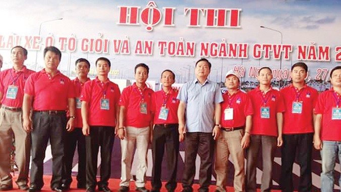 Bộ trưởng GTVT Đinh La Thăng chúc mừng những người đoạt giải Hội thi lái xe buýt giỏi toàn quốc