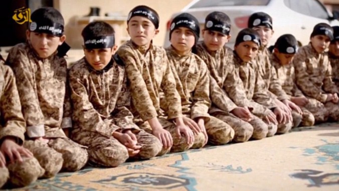 Những đứa trẻ được IS huấn luyện thành chiến binh. Ảnh: Getty Images