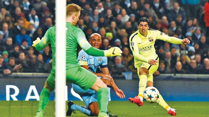 Luis Suarez (phải) lập cú đúp mang lại chiến thắng quan trọng cho Barca ngay trên sân Manchester City. Ảnh: Getty Images
