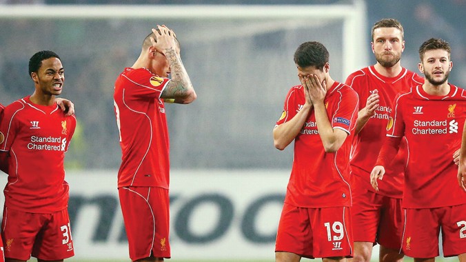 Các cầu thủ Liverpool tiếc nuối sau khi để thua Besiktas ở loạt sút luân lưu 11m. Ảnh: Getty Images